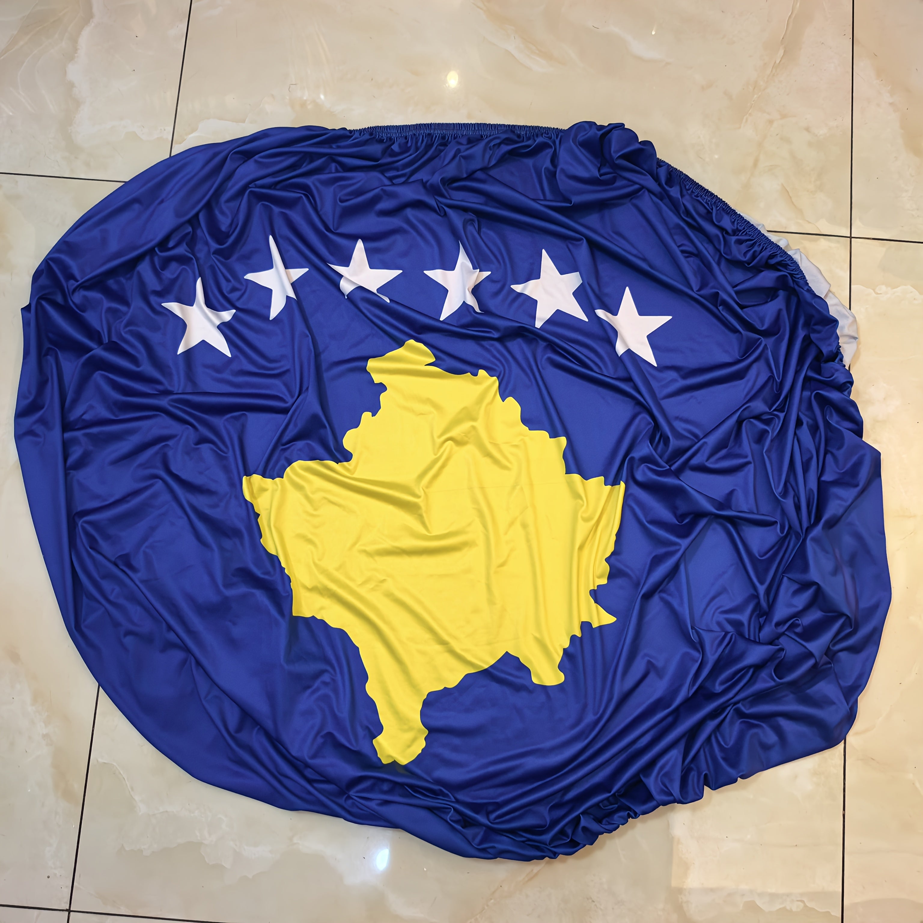 Bannière de Capot Voiture Drapeau du Kosovo – Élastique, Résistante au Vent et à la Pluie
